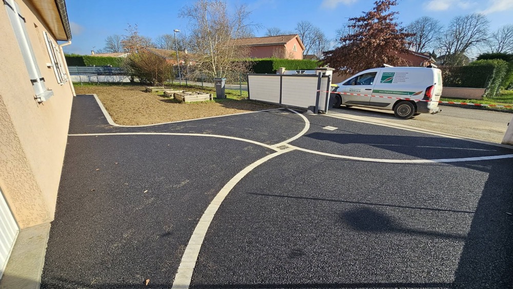 Cours et allées : Tracés et pentes dessinés avant le premier coup de pelle. (Chagneux Environnement, Ain)
