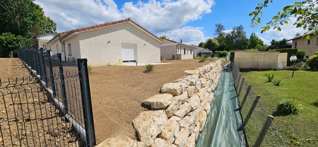 Enrochement : retenir les terres avec un rendu naturel qui dure. (Chagneux Environnement, Ain)