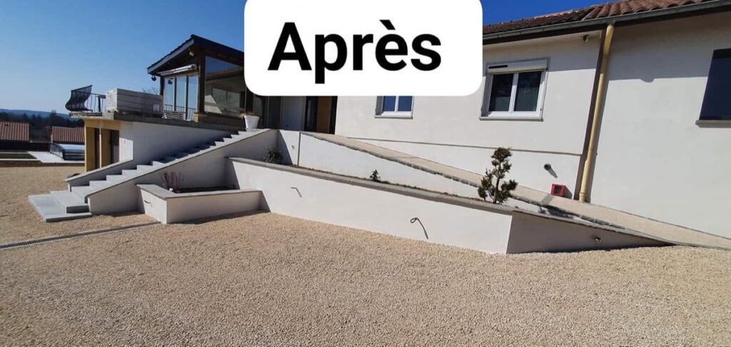 Avant / après : d'une butte de terre à une cour paysagée avec escalier