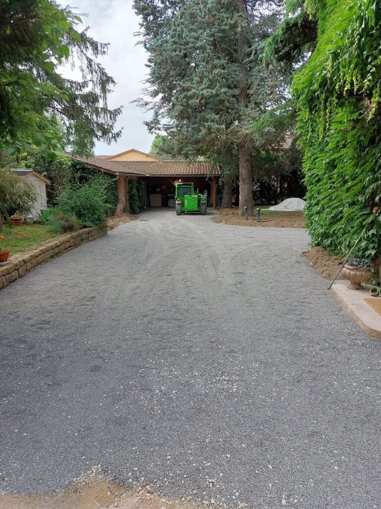 Empierrement d'une cour dans le Rhône (Caladois)