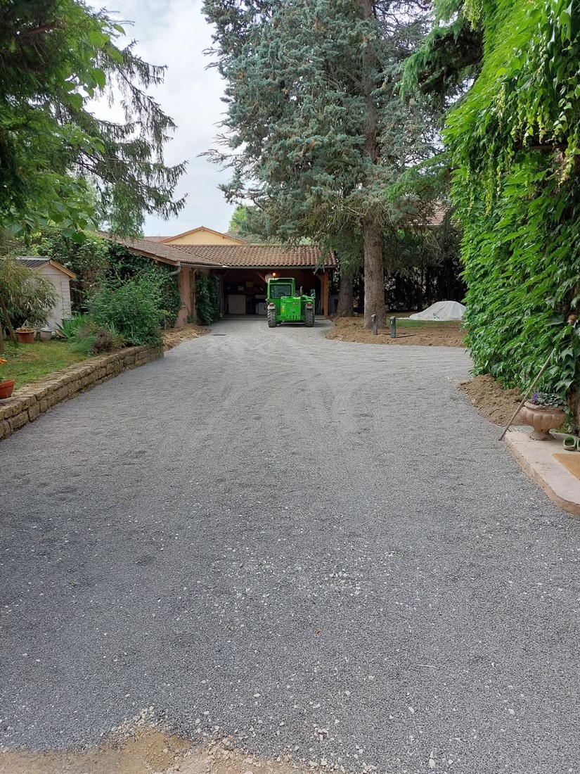 Empierrement d'une cour dans le Caladois, Rhône