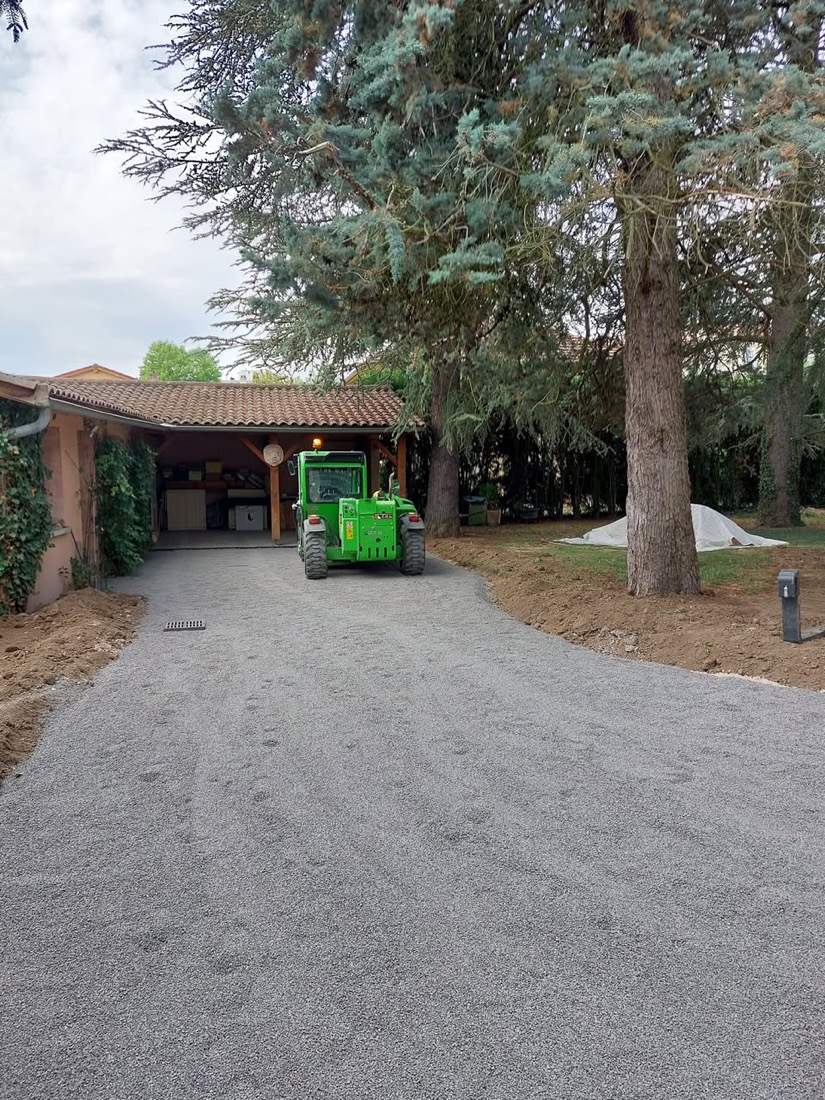 Empierrement d'une cour dans le Caladois, Rhône