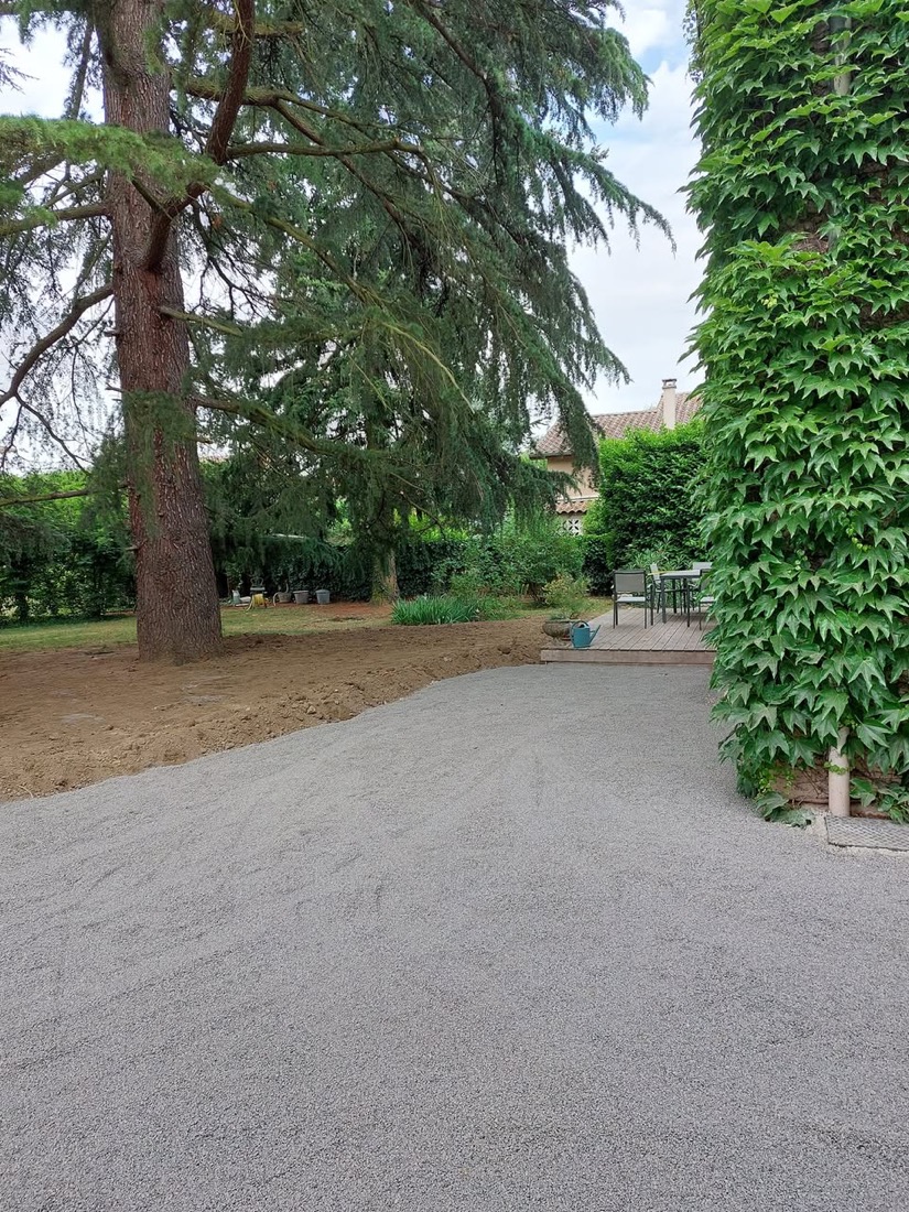 Empierrement d'une cour dans le Caladois, Rhône