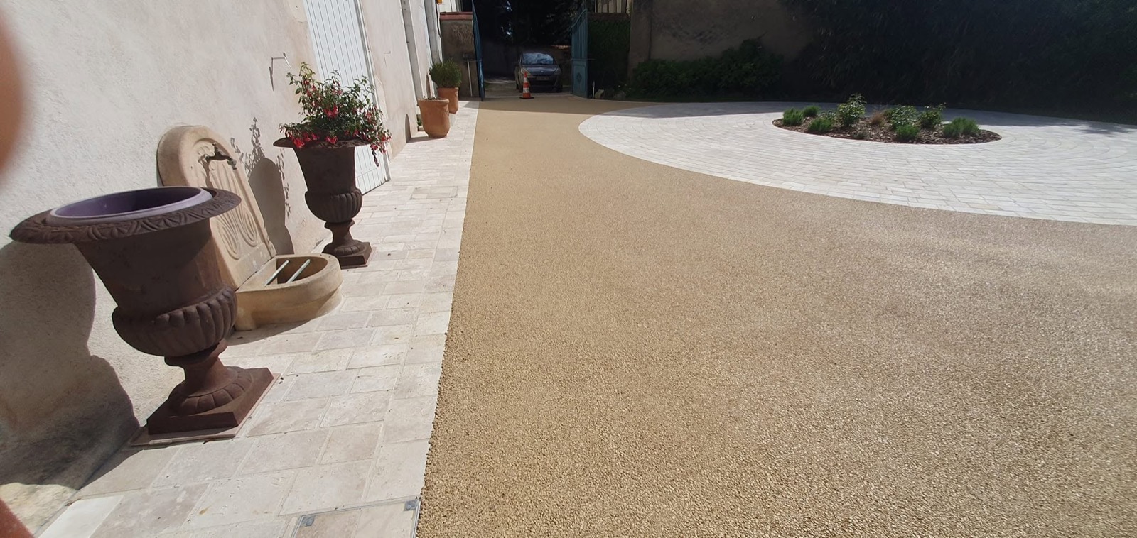 Béton désactivé : Robuste et texturé, un rendu moderne sans joints ni entretien. (Chagneux Environnement, Ain)