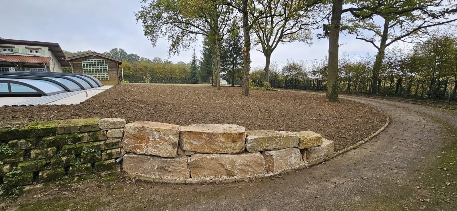 Enrochement : Soutènement en blocs, brut ou en gradins plantés. (Chagneux Environnement, Ain)
