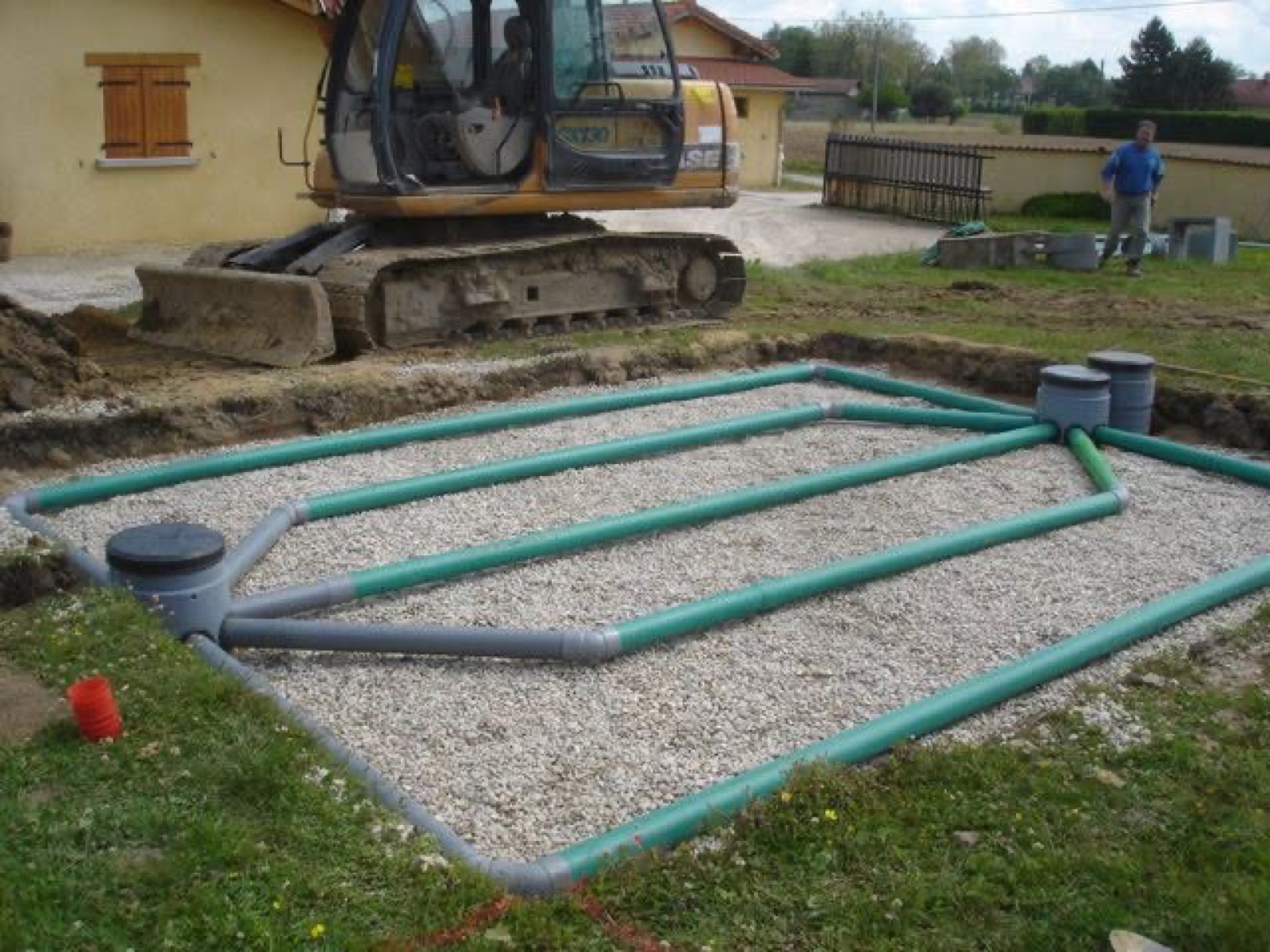 Fosse toutes eaux et épandage : prétraitement en fosse puis infiltration dans un lit d'épandage. (Chagneux Environnement, Ain)
