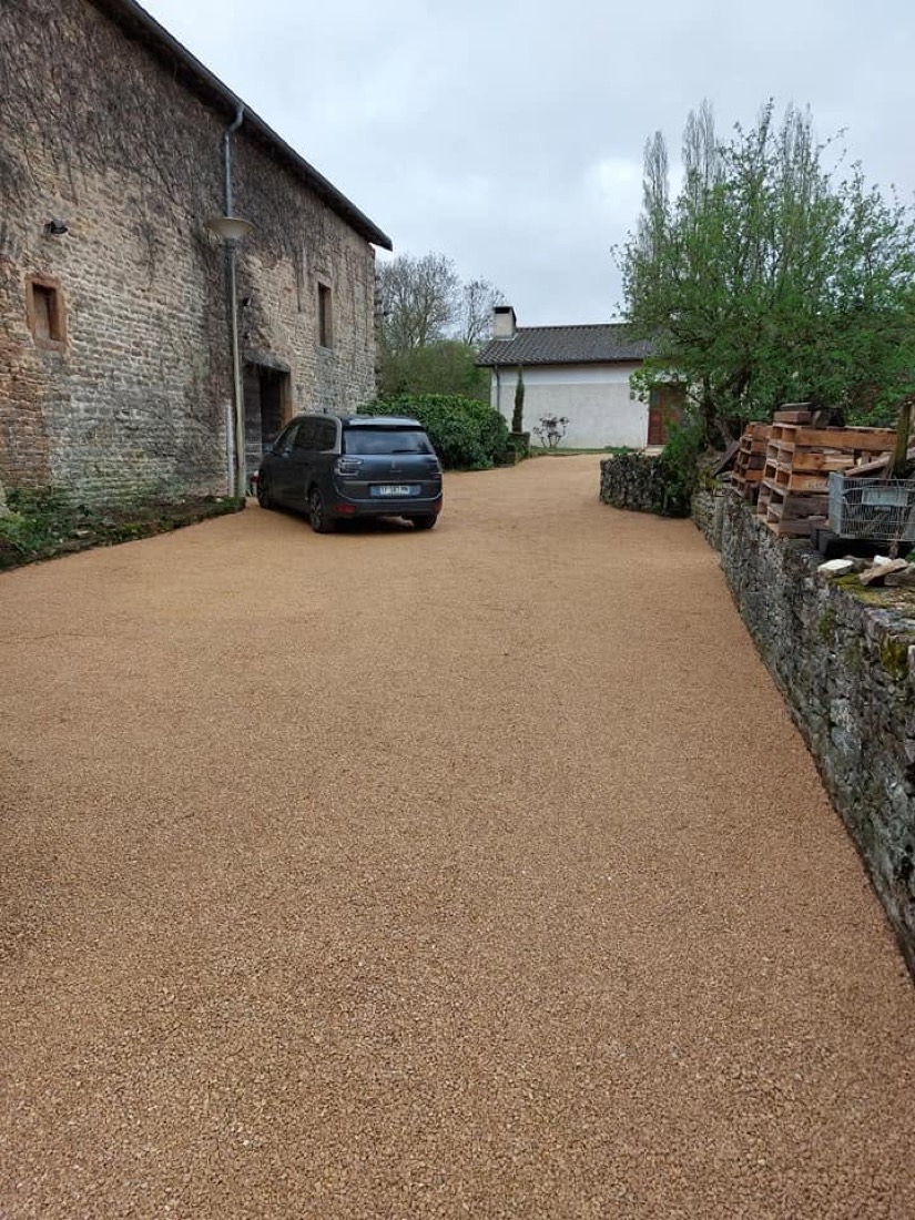 Chantier complet dans le Mâconnais : bassin EPDM et cour