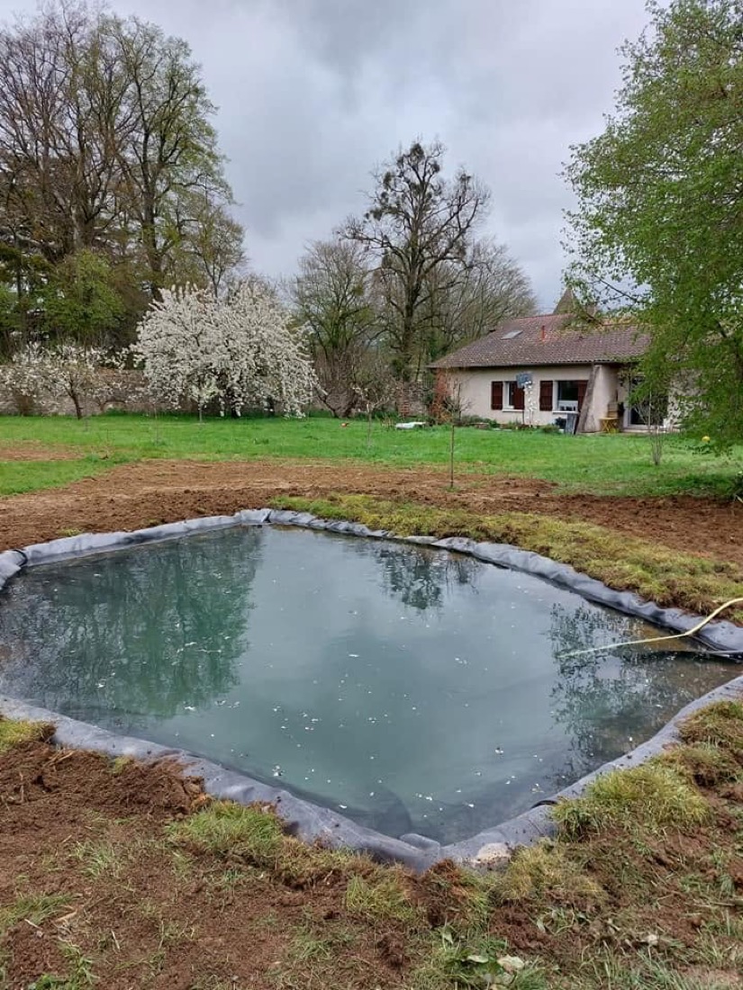 Chantier complet dans le Mâconnais : bassin EPDM et cour