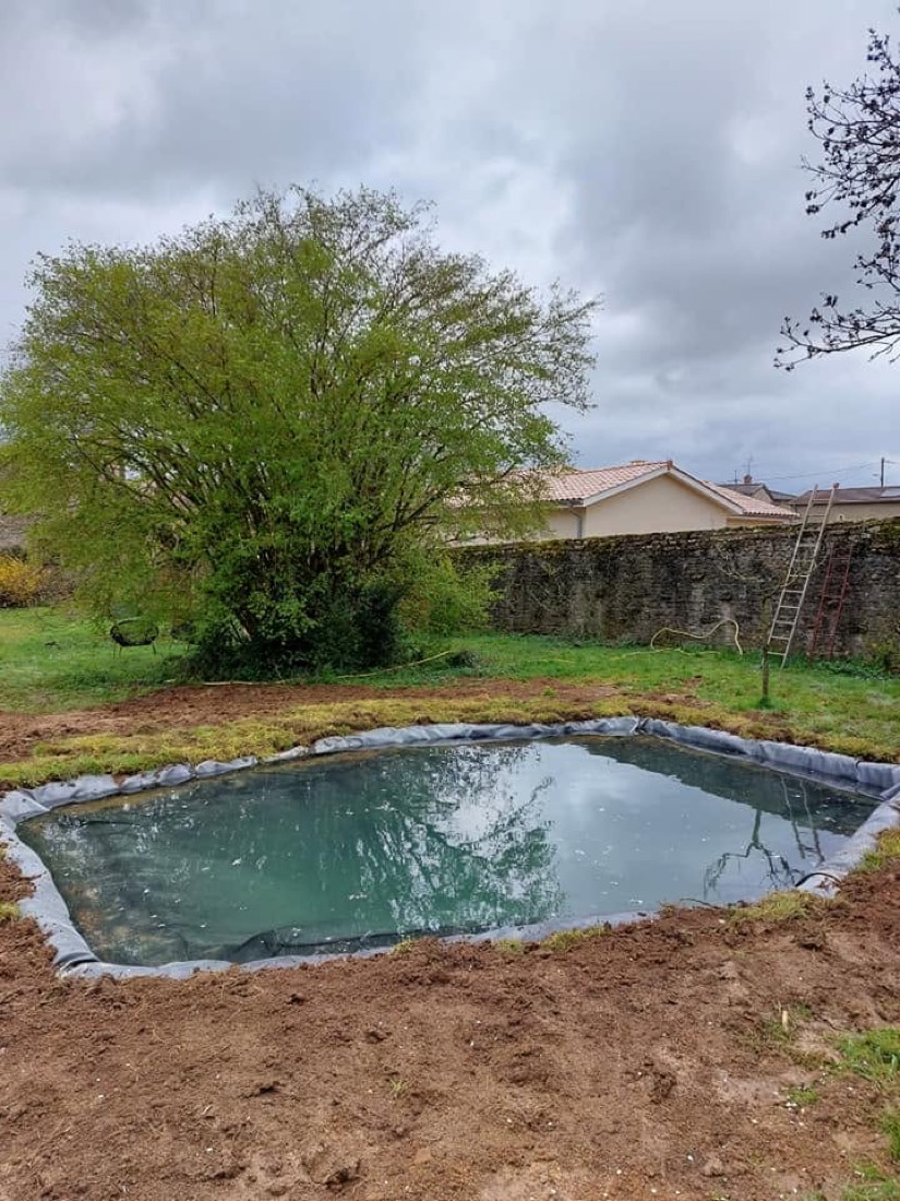 Chantier complet dans le Mâconnais : bassin EPDM et cour