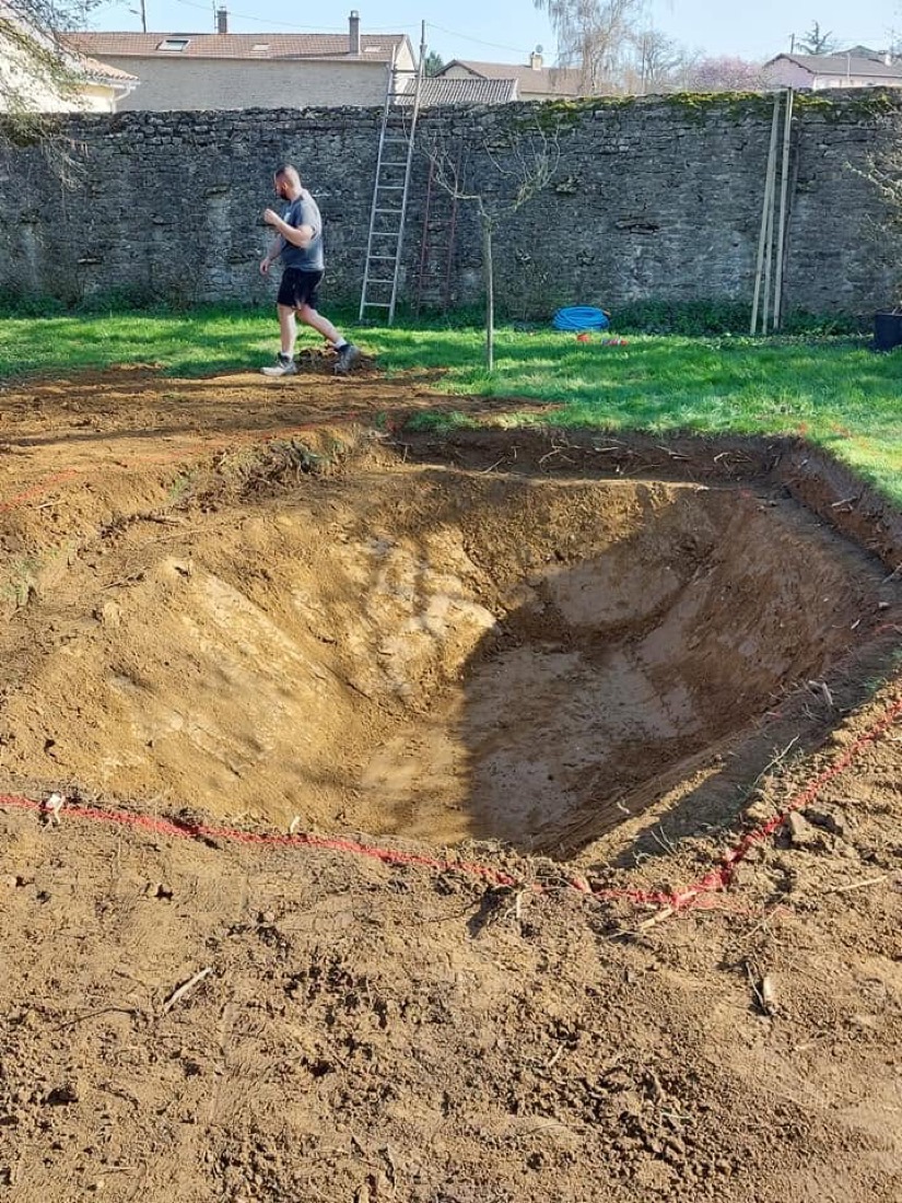 Chantier complet dans le Mâconnais : bassin EPDM et cour