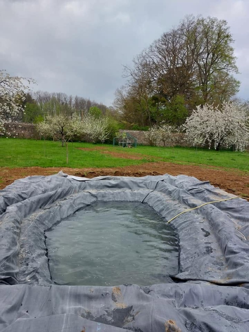 Chantier complet dans le Mâconnais : bassin EPDM et cour