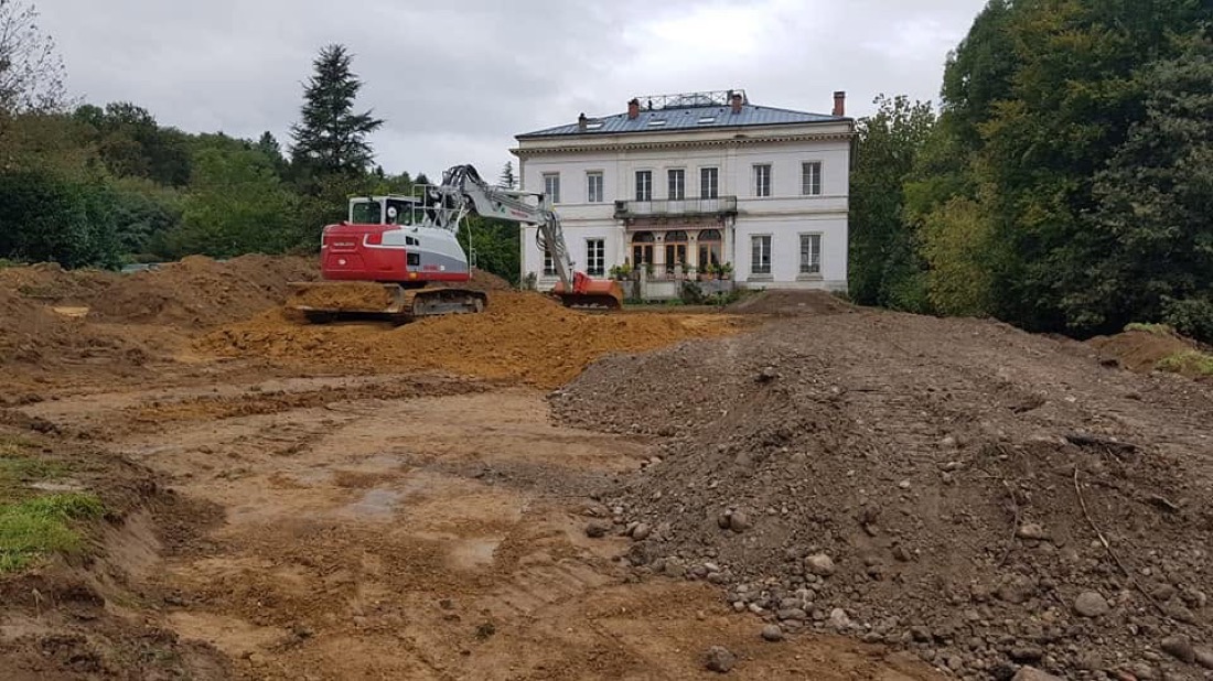 Chez les particuliers : La bonne machine pour un jardin, un accès étroit ou un terrain à bâtir (Chagneux Environnement, Ain)