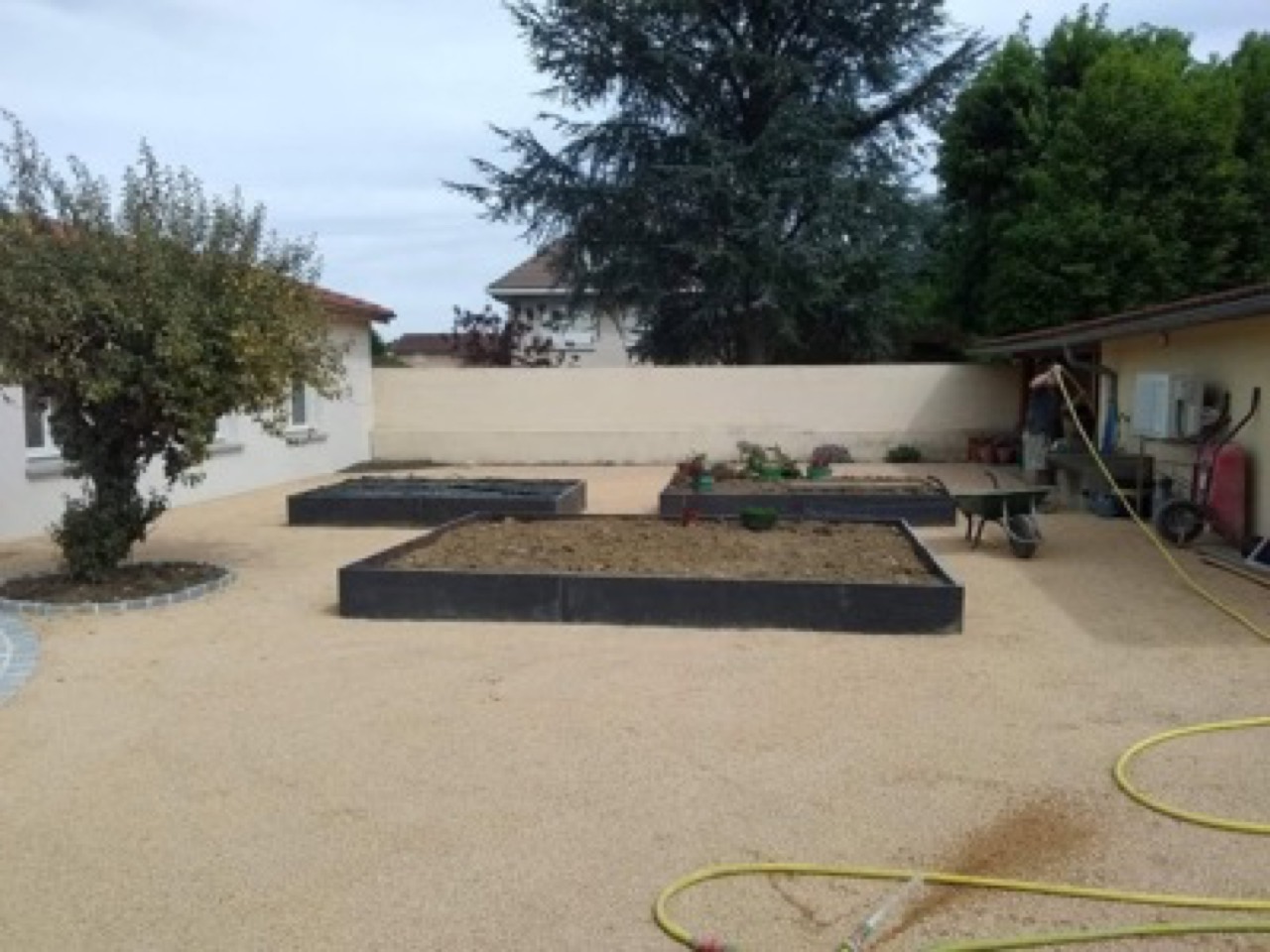 Potagers surélevés en planches d'ardoise