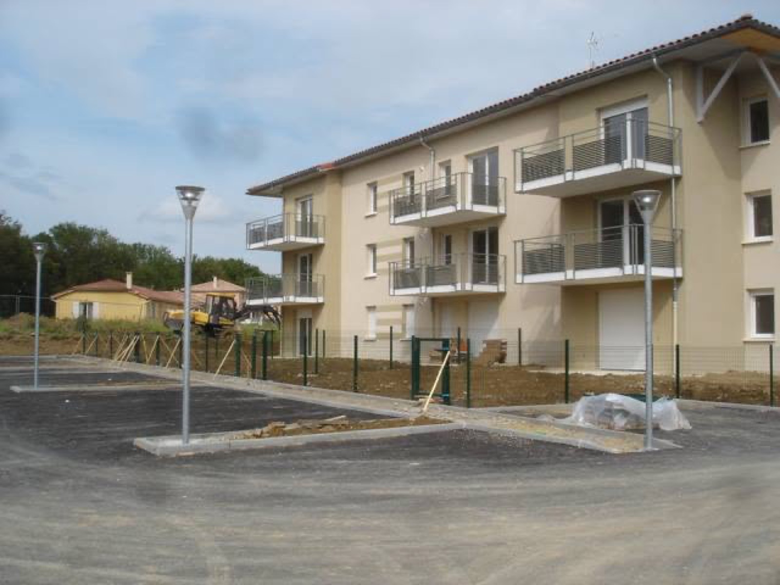 Parkings : structure, bordures et finition adaptées au trafic. (Chagneux Environnement, Ain)