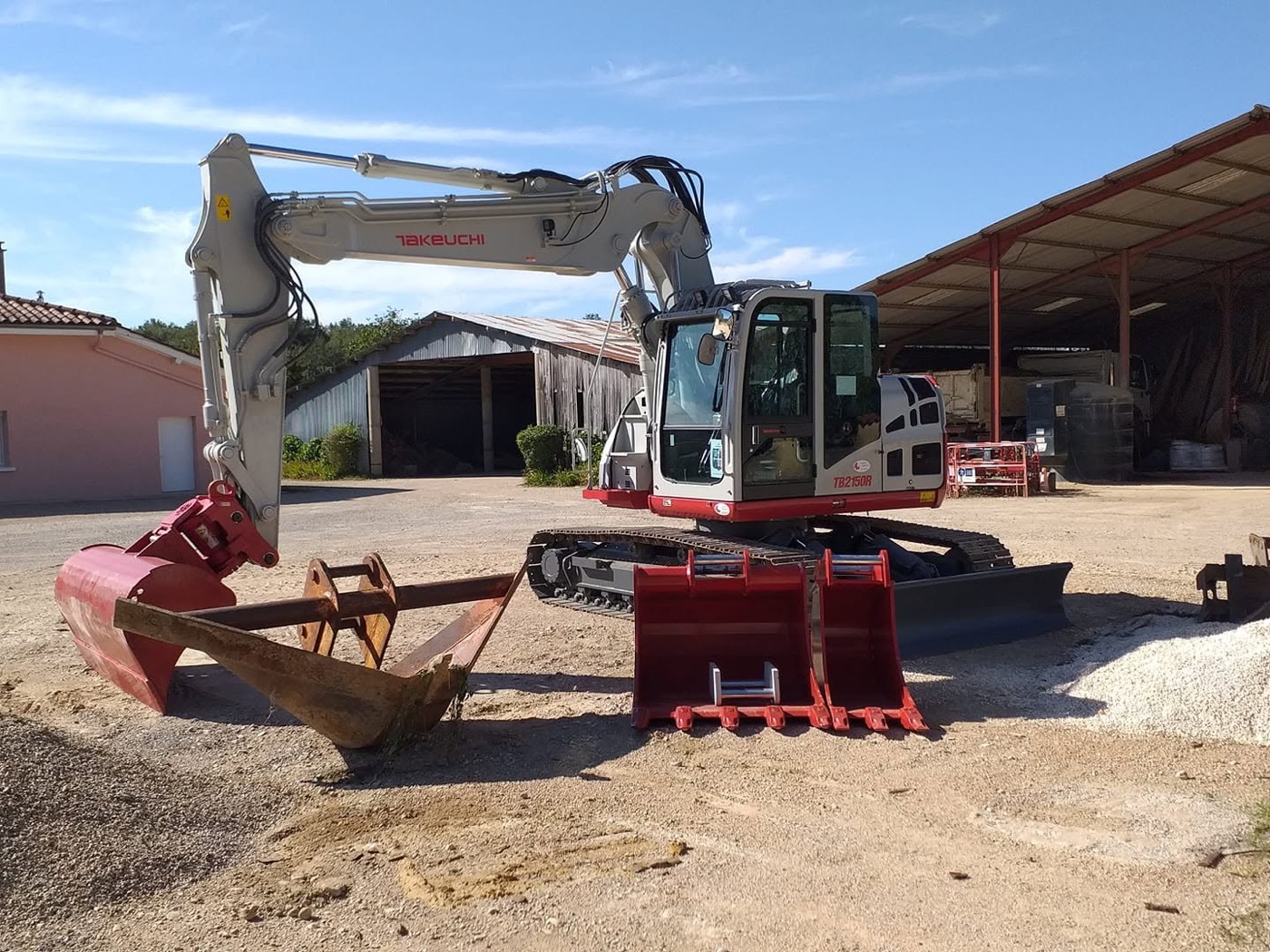 Pelle à chenilles : Stabilité et puissance pour les terrassements et les terrains difficil (Chagneux Environnement, Ain)