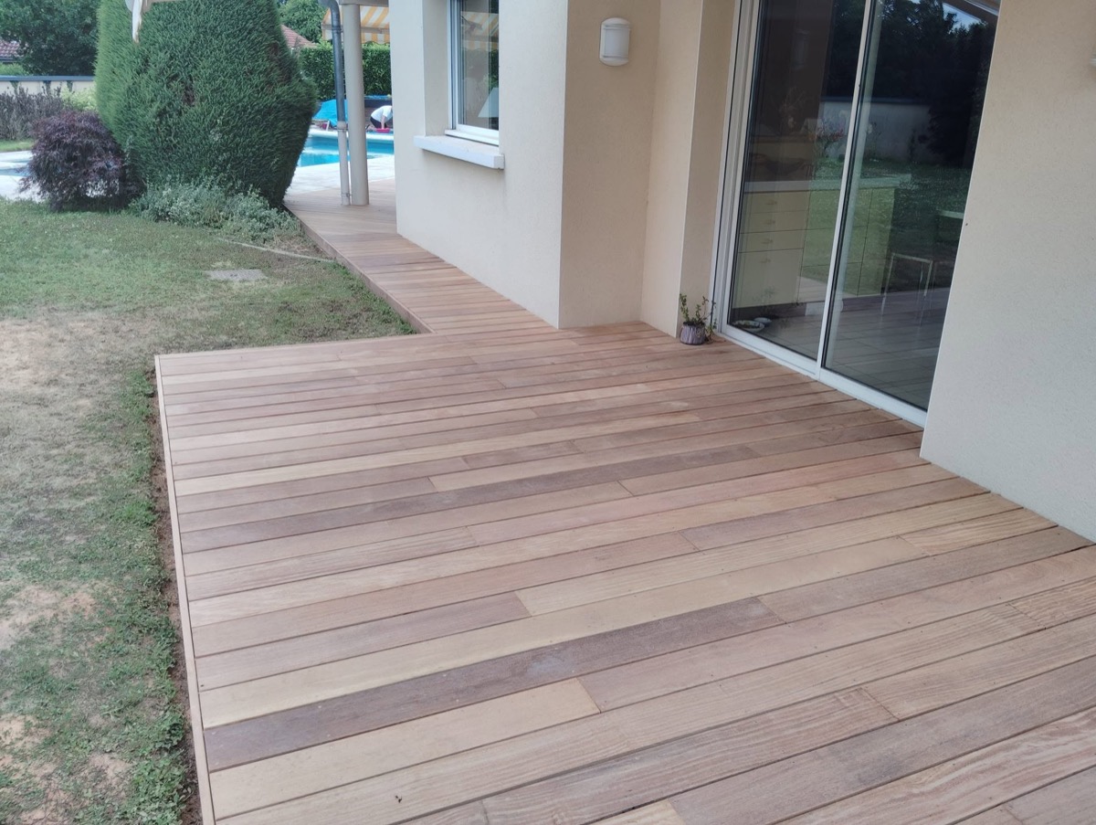Terrasse en bois ipé posée par Chagneux Environnement dans l'Ain