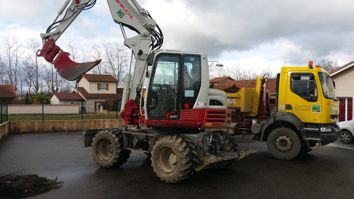 Pelle et camion Chagneux Environnement sur un chantier de travaux publics dans l'Ain