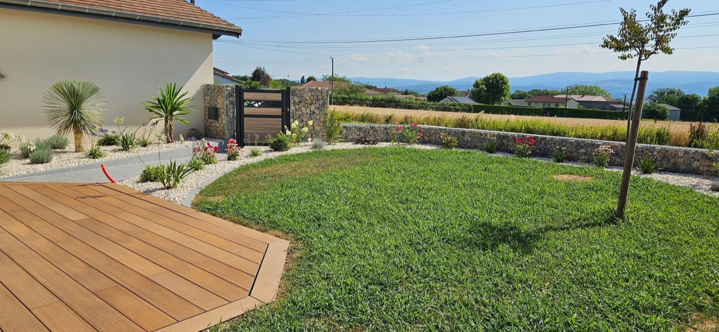 Aménagement complet à Vandeins : terrasse composite, enrochement et pavés