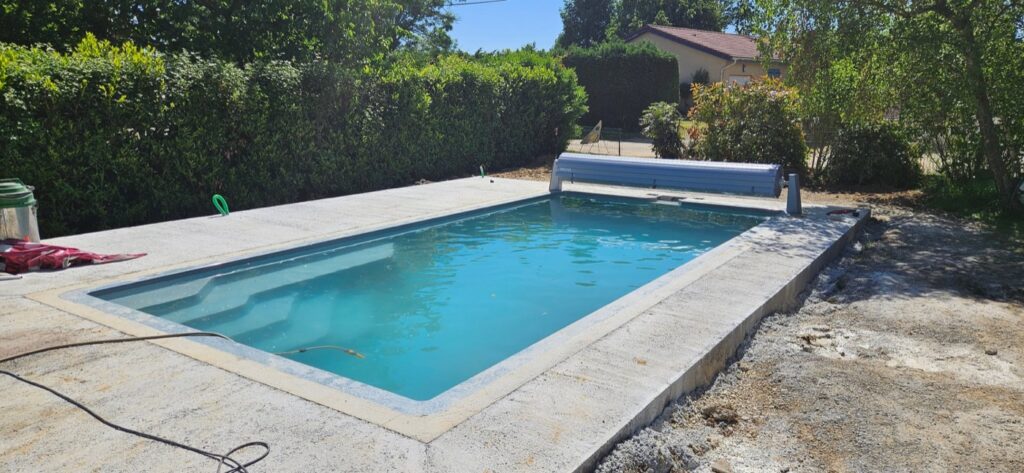Piscine coque et bain de soleil à Viriat