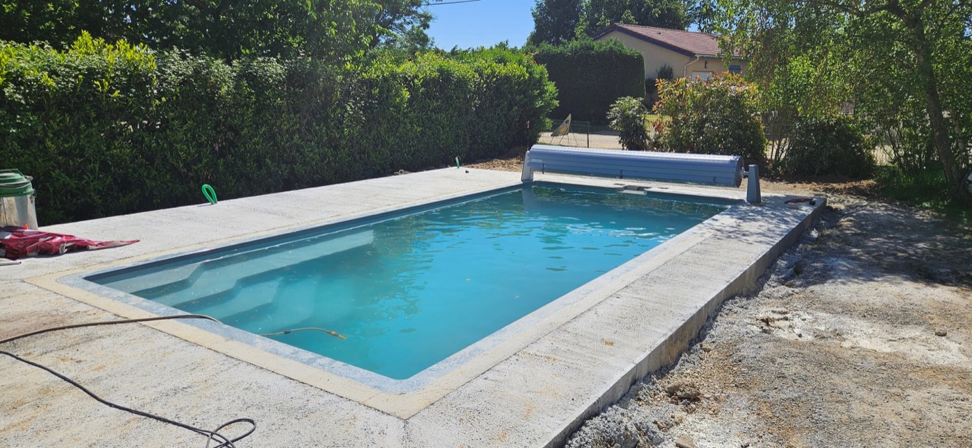 Piscine coque et bain de soleil à Viriat